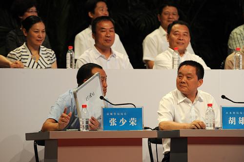 7月29日,浙江省麗水市城管局局長張少榮(前左)在電視問政現(xiàn)場(chǎng)回答主持人提問。新華社記者 鞠煥宗 攝