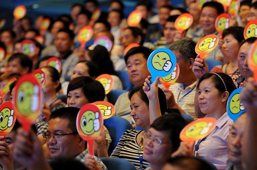 7月29日,現(xiàn)場(chǎng)觀眾對(duì)被問政單位負(fù)責(zé)人的回答進(jìn)行評(píng)價(jià),部分現(xiàn)場(chǎng)觀眾選擇了“不滿意”。新華社記者 鞠煥宗 攝