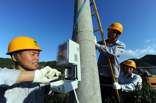 8月13日,國家電網(wǎng)新昌縣供電公司電力職工在新昌縣沙溪鎮(zhèn)生田村拉線接電,確保農(nóng)田抗旱灌溉。新華社記者 王小川 攝