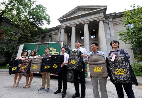 8月14日,在南京東南大學(xué)圖書館前舉行的愛心行李箱寄出活動現(xiàn)場,東南大學(xué)老師、贊助企業(yè)代表在展示送給貧困新生的行李箱。當(dāng)日,南京東南大學(xué)向貧困新生提供的首批行李箱從校園寄出,這份滿載愛心的特殊禮物將在入學(xué)報(bào)到之前送到新生家中。此次贈送的行李箱共有300個,價值9.8萬元,活動旨在為貧困或偏遠(yuǎn)地區(qū)家庭經(jīng)濟(jì)困難的2013級新生減輕負(fù)擔(dān)。此外,學(xué)校最近還設(shè)立了“新生愛心基金”,并開通“在線捐贈”平臺,目前已募集到師生、校友及社會愛心人士的捐款55248元,成為“貧困生綠色通道”、減免學(xué)費(fèi)等方式之外資助貧困新生的新渠道。新華社記者 孫參 攝