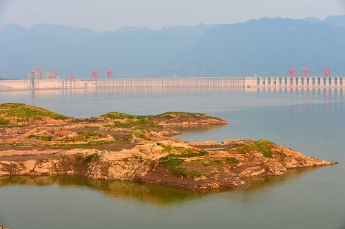 這是8月14日拍攝的三峽壩前水域。受持續(xù)高溫少雨天氣影響,連日來,長江中下游及西南地區(qū)東部湖南、湖北、江西、安徽、貴州、重慶等省(市)旱情發(fā)展迅速,抗旱形勢日益嚴(yán)峻。 鑒于當(dāng)前流域內(nèi)旱情的發(fā)展趨勢,長江防總決定于8月12日18時(shí)將抗旱應(yīng)急響應(yīng)提高至III級。與此同時(shí),三峽水庫加強(qiáng)調(diào)度,在入庫流量僅為18000至20000立方米每秒的情況下,繼續(xù)維持22000立方米每秒下泄,以保障高溫抗旱電力供應(yīng)和中下游引水需要。新華社發(fā)(鄭家裕 攝)