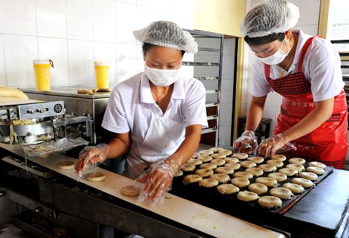 9月11日,浙江義烏一月餅廠工人在加班加點生產(chǎn)企業(yè)訂購的簡裝月餅。新華社發(fā)(張建成 攝)