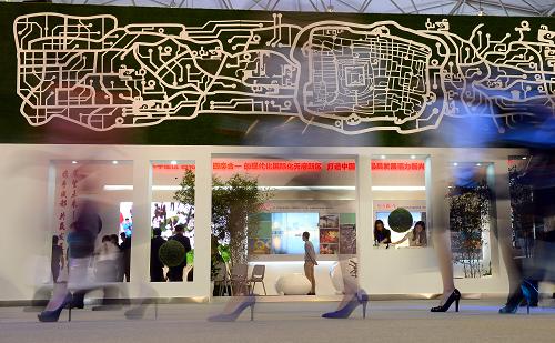 9月25日,出席開幕式的嘉賓走過成都市展臺。新華社記者 金良快 攝