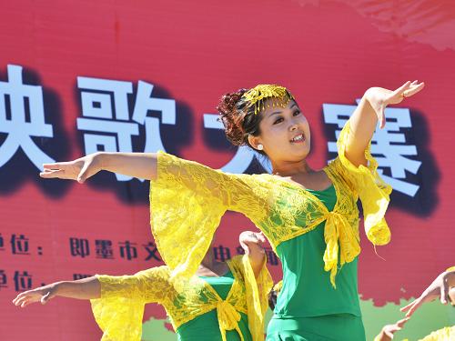 9月25日,山東省即墨市七級鎮(zhèn)農民在墨河公園廣場扭秧歌。新華社發(fā)(寧友鵬 攝)
