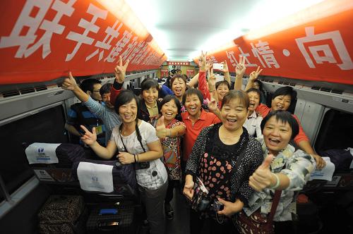 9月26日,游客在首趟由南昌開往福州的動車上合影留念。當日,隨著南昌西、福州、莆田、三明北4個車站首發(fā)動車組列車的開行,中國第一條連接海峽西岸和中部內陸腹地的快速鐵路——向莆鐵路正式開通運營。 開通后,南昌與福州間的最快旅行時間將由原來的11小時壓縮至3小時12分,南昌與廈門間的最快旅行時間將由原來的17小時壓縮至4小時23分。新華社發(fā)(鮑贛生 攝)