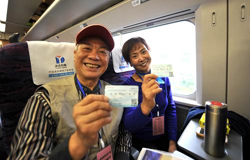 9月26日,兩名乘客展示首趟由南昌開往福州的動車票。新華社發(fā)(鮑贛生 攝)