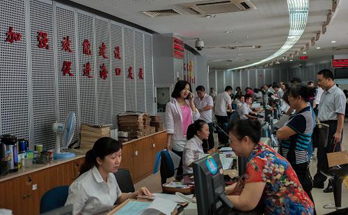 10月8日,市民在??谑姓?wù)中心辦理業(yè)務(wù)。新華社記者 施鰻珂 攝