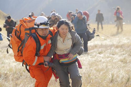 10月10日,救援隊(duì)員護(hù)送被困人員登機(jī)。當(dāng)日,5名(2男3女)在新疆阿克蘇地區(qū)拜城縣天堂湖區(qū)域迷路的驢友被新疆軍區(qū)某陸航旅直升機(jī)成功營救,安全返回駐地。據(jù)悉,10月5日,來自廣州、上海、南京的這5名驢友,在徒步穿越烏孫古道時(shí)因裝備不全、體力不支不慎迷路。新華社發(fā)(劉笑 攝)