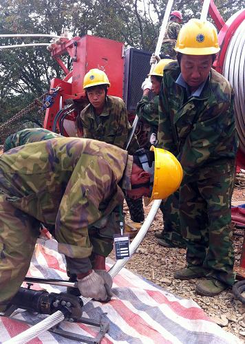 10月20日,由江西省送變電公司承建的溪洛渡左岸——浙江金華±800千伏特高壓工程贛1標(biāo)段正式竣工,施工人員在現(xiàn)場進(jìn)行最后施工。新華社記者 陳春園 攝