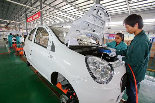 10月21日,浙江金華一家電動(dòng)車企業(yè)的工作人員在生產(chǎn)車間組裝電動(dòng)汽車。近日,浙江省金華市經(jīng)濟(jì)和信息化委員會(huì)出臺(tái)了《金華市新能源汽車推廣工作實(shí)施方案》,進(jìn)一步開展新能源汽車推廣應(yīng)用工作,深入開展新能源汽車推廣應(yīng)用試點(diǎn),擴(kuò)大推廣范圍和試點(diǎn)規(guī)模,加快金華市新能源汽車產(chǎn)業(yè)化發(fā)展。根據(jù)規(guī)劃,到2015年,金華市節(jié)能與新能源汽車示范運(yùn)營規(guī)模將爭取達(dá)到2000輛。新建充換電站5座,換電站12座,公交車專用充電站1座,充電樁110個(gè),建立15個(gè)節(jié)能與新能源汽車維修服務(wù)網(wǎng)點(diǎn),初步建立節(jié)能與新能源汽車配套服務(wù)體系。新華社發(fā)(王平 攝)