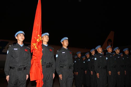 10月21日,參加維和任務(wù)的防暴隊在出征儀式上整齊列隊。新華社發(fā)(劉長龍 攝)