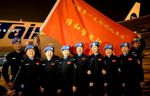 10月21日,女防暴隊員準(zhǔn)備登機出發(fā)。新華社發(fā)(王小雪 攝)