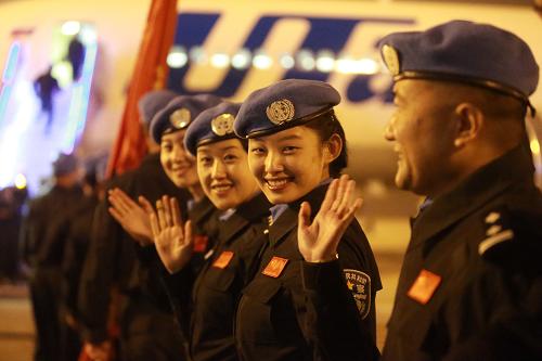 10月21日,幾名女維和警察在登機前揮手道別。新華社發(fā)(劉長龍 攝)
