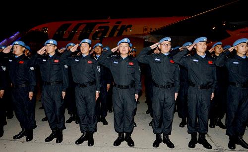 10月21日,參加維和任務(wù)的防暴隊員列隊準(zhǔn)備登機。新華社發(fā)(王小雪 攝)