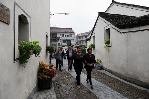 10月9日,村民和參觀者走在環(huán)溪村的小巷里。新華社記者 鞠煥宗 攝