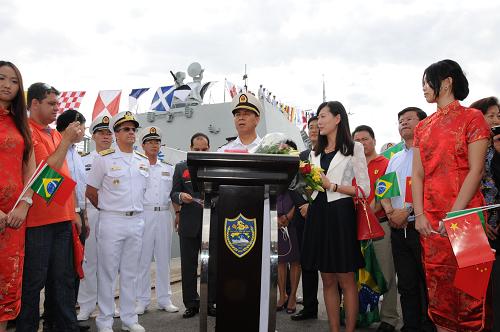 10月22日,中國海軍艦艇出訪編隊指揮員、南海艦隊副參謀長李曉巖向媒體介紹編隊情況。當日,中國海軍艦艇出訪編隊抵達里約熱內(nèi)盧,開始對巴西進行為期5天的友好訪問。新華社記者 趙焱 攝