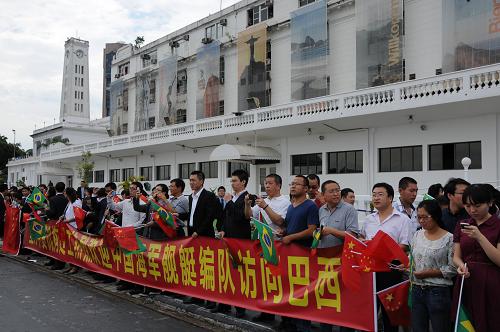 10月22日,在巴西里約熱內(nèi)盧,在巴中資企業(yè)代表列隊歡迎中國艦艇編隊。新華社記者 趙焱 攝