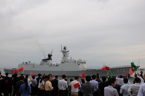 10月22日,在巴西里約熱內(nèi)盧,巴西華人華僑和中資企業(yè)代表列隊歡迎中國艦艇編隊。新華社記者 趙焱 攝