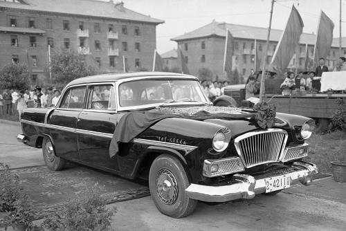 1958年8月,第一汽車制造廠試制成功中國人自己設(shè)計(jì)、制造的第一款高級轎車——“紅旗”轎車。新華社發(fā)