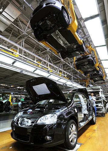 一汽-大眾轎車二廠工人在生產(chǎn)線上工作(8月12日攝)。新華社發(fā)