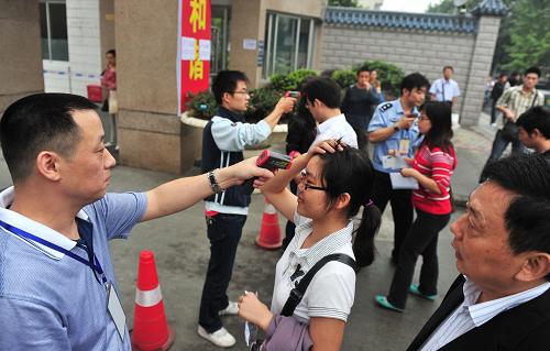 9月19日,在成都職業(yè)技術(shù)學院青羊校區(qū)考點,考生進入考場前接受體溫檢測。新華社記者 江宏景攝