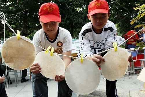9月19日,安徽淮北市第二中學(xué)的同學(xué)在造紙試驗宣傳活動上晾曬剛剛造出的紙張。當(dāng)日是全國科普日,淮北市第二中學(xué)老師和同學(xué)們走上街頭,在淮海路上設(shè)立造紙試驗宣傳點,向市民們介紹造紙的全過程,以及紙的透氣性、紙的結(jié)構(gòu)和屬性等知識,倡導(dǎo)大家珍惜紙張、節(jié)約資源。新華社發(fā)(萬善朝 攝)
