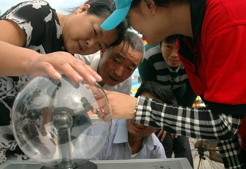 9月19日,市民在蕪湖街頭舉行的全國科普日宣傳活動現(xiàn)場體驗科普小裝置,感受科技魅力。 新華社發(fā)(陳立希 攝)
