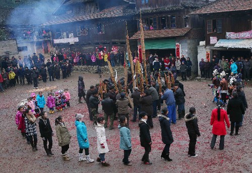 2月14日,在廣西融水苗族自治縣安太鄉(xiāng)寨懷侗寨,群眾在參加蘆笙踩堂活動(dòng)。當(dāng)日是農(nóng)歷大年初一,廣西融水縣的苗村侗寨舉行蘆笙踩堂等民俗活動(dòng)喜迎虎年新春。新華社發(fā)(龍濤 攝)