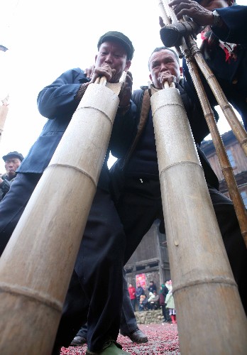 2月14日,在廣西融水苗族自治縣安太鄉(xiāng)寨懷侗寨,兩位侗族群眾在吹奏蘆笙地筒。當(dāng)日是農(nóng)歷大年初一,廣西融水縣的苗村侗寨舉行蘆笙踩堂等民俗活動(dòng)喜迎虎年新春。新華社發(fā)(龍濤 攝)