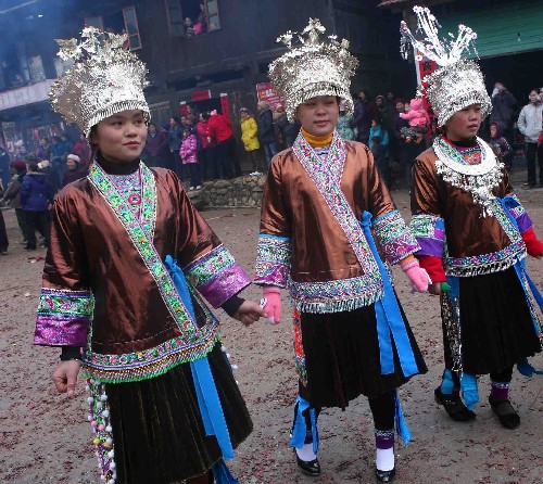 2月14日,在廣西融水苗族自治縣安太鄉(xiāng)寨懷侗寨,幾名侗族同胞在跳蘆笙踩堂舞。當(dāng)日是農(nóng)歷大年初一,廣西融水縣的苗村侗寨舉行蘆笙踩堂等民俗活動(dòng)喜迎虎年新春。新華社發(fā)(龍濤 攝)