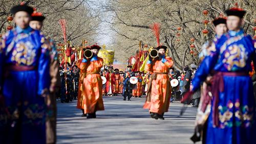 2月15日,祭天儀仗以禮樂隊伍為先導由天壇西天門向丹陛橋進發(fā)。從農(nóng)歷大年初一至初五,北京天壇公園推出祭天儀仗和樂舞表演,吸引大批游客前來觀看。新華社記者 劉彬攝