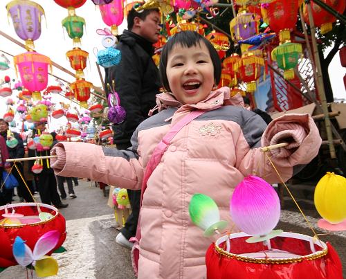 2月15日,一位小朋友在展示自己新買的花燈。當(dāng)日,南京夫子廟花燈市場彩燈爭艷,老虎燈、荷花燈、兔子燈琳瑯滿目,讓人充分感受到了秦淮花燈的迷人魅力。新華社發(fā)(李文寶 攝)