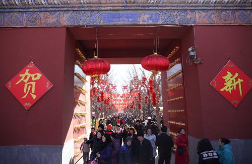 2月15日,北京地壇廟會上游人如潮。 大年初二,北京各大公園舉辦的新春廟會活動迎來眾多游人。新華社發(fā)(陳曉根 攝)