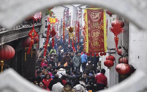 2月15日,蘇州山塘街上人頭攢動,熱鬧非凡。 當(dāng)日是大年初二,古城蘇州千年古山塘水上游新春旅游人氣旺。蘇州山塘因河成街,傍水筑屋,以其靈秀的水鄉(xiāng)風(fēng)貌、獨特的人文景觀、質(zhì)樸的民俗風(fēng)情,新春里吸引著大批中外游客前來觀光游覽。新華社發(fā)(朱桂根 攝)