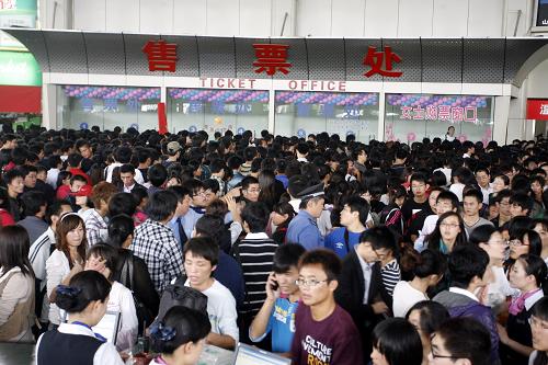10月1日,濟(jì)南長(zhǎng)途汽車總站候車大廳內(nèi)擠滿旅客。新華社發(fā)(陳長(zhǎng)禮 攝)