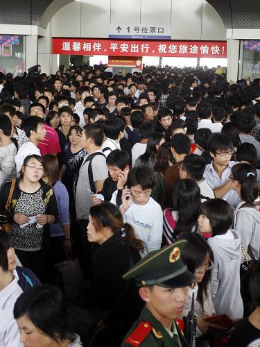 10月1日,濟(jì)南長(zhǎng)途汽車總站候車大廳內(nèi)擠滿旅客。新華社發(fā)(陳長(zhǎng)禮 攝)