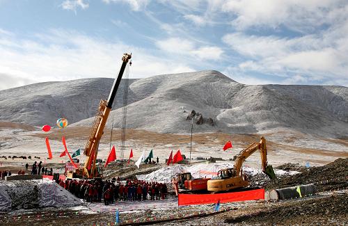 10月1日,建設(shè)者在海拔4700多米的沱沱河地區(qū)進(jìn)行安裝作業(yè)。國(guó)慶長(zhǎng)假期間,有13000多名建設(shè)者奮戰(zhàn)在青藏交直流聯(lián)網(wǎng)工程工地,克服高寒缺氧等困難條件緊張施工。青藏交直流聯(lián)網(wǎng)工程是西部大開(kāi)發(fā)23項(xiàng)重點(diǎn)工程之一,是連接青海和西藏的電力大動(dòng)脈,被有關(guān)專家稱為“電力天路”。新華社發(fā)(祁正吉攝)