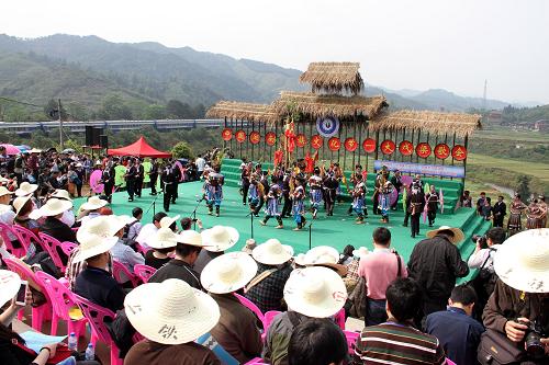 4月17日,來(lái)自各地的群眾在大戊梁歌會(huì)上觀看表演。 當(dāng)日,一年一度的中國(guó)(湖南)侗族文化節(jié)——大戊梁歌會(huì)在湖南通道侗族自治縣牙屯堡鎮(zhèn)龍門山舉行,來(lái)自湖南、貴州、廣西等省區(qū)的群眾前來(lái)對(duì)歌傳情、以歌會(huì)友,并參加搶魚塘、斗鳥(niǎo)、蘆笙踩堂等一系列民俗風(fēng)情活動(dòng)。大戊梁歌會(huì)被稱為“侗鄉(xiāng)情人節(jié)”,是一個(gè)有著悠久歷史的傳統(tǒng)民族盛會(huì)。2006年7月,大戊梁傳統(tǒng)歌會(huì)被列入湖南省級(jí)非物質(zhì)文化遺產(chǎn)名錄。新華社發(fā)(覃慶貴 攝)