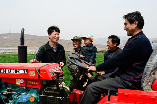 4月23日,高杰(左一)在地頭向村民征求發(fā)展生態(tài)農(nóng)業(yè)的想法。 “韭菜哥”高杰是山東省文登市南海新區(qū)的一名大學(xué)生村官,擔(dān)任紫草泊村黨支部書記。他組織成立了“紫草泊利民農(nóng)業(yè)田間管理專業(yè)化合作社”,統(tǒng)籌管理全村1200余畝耕地,推進了農(nóng)業(yè)生產(chǎn)全程機械化。2012年5月,在威海團市委青年創(chuàng)業(yè)創(chuàng)新項目的扶持下,高杰帶領(lǐng)800多戶菜農(nóng)規(guī)?;l(fā)展有機韭菜,并對接超市打開銷路,走上了生態(tài)農(nóng)業(yè)致富路。 作為一名大學(xué)生村官,高杰說扎根基層就是要和農(nóng)民攜手,共同追尋生態(tài)農(nóng)業(yè)夢、致富夢。 新華社記者 郭緒雷 攝