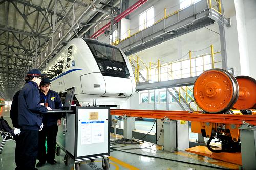 1月14日,成都東動(dòng)車(chē)所工作人員在進(jìn)行輪對(duì)探傷作業(yè)。近日,一臺(tái)動(dòng)車(chē)組輪輞輪輻智能探傷機(jī)在成都鐵路局成都東動(dòng)車(chē)所投入使用,集中為動(dòng)車(chē)組輪對(duì)進(jìn)行探傷,確保春運(yùn)期間動(dòng)車(chē)組安全運(yùn)營(yíng)。新華社發(fā)(吳正琪 攝)