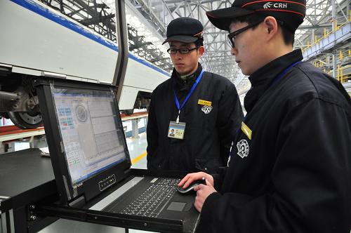 1月14日,成都東動(dòng)車(chē)所工作人員在收集和分析輪對(duì)探傷數(shù)據(jù)。新華社發(fā)(吳正琪 攝)