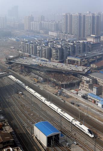 1月14日,湖北武漢姑嫂樹跨鐵路立交橋箱梁在進行高空轉(zhuǎn)體。新華社發(fā)