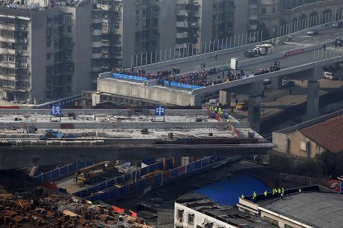1月14日,湖北武漢姑嫂樹跨鐵路立交橋箱梁在進行高空轉(zhuǎn)體。新華社發(fā)