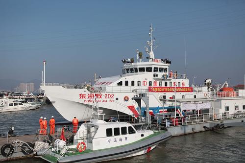 1月15日,“東海救202”輪高速救助船靠泊在福建省廈門(mén)市公務(wù)碼頭,為加強(qiáng)春運(yùn)期間海上交通運(yùn)輸安全保障做準(zhǔn)備。一年一度的春運(yùn)到來(lái),各地鐵路、客運(yùn)、民航、水運(yùn)、電力等部門(mén)積極行動(dòng),為保障春運(yùn)做準(zhǔn)備。2014年春運(yùn)從1月16日起至2月24日止,為期40天。據(jù)國(guó)家發(fā)改委初步預(yù)測(cè),今年春運(yùn)客運(yùn)量將達(dá)到36.23億人次,比上年增加2億人次。新華社發(fā)
