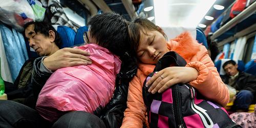1月16日零時(shí)許,一對(duì)情侶在南京開(kāi)往成都東的K722次列車上熟睡。K722次列車全程行駛近26個(gè)小時(shí),抵達(dá)成都東站將是16日下午17時(shí)許。2014年1月16日零時(shí)全國(guó)春運(yùn)開(kāi)始的時(shí)候,這趟列車剛剛離開(kāi)漢口站,正行駛在湖北的荊楚大地上。據(jù)介紹,當(dāng)天這趟列車的乘客中70%以上是返鄉(xiāng)農(nóng)民工。新華社發(fā)(李響攝)
