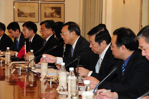 2月11日,在印度新德里,中方特別代表、國(guó)務(wù)委員楊潔篪(中)出席中印邊界問(wèn)題特別代表第十七次會(huì)晤。新華社記者 陳雪蓮 攝
