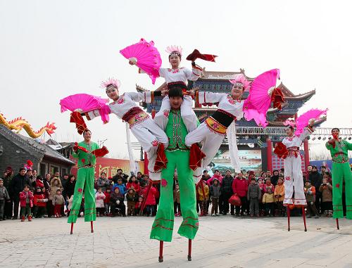 2月12日,群眾民俗表演隊(duì)的演員在滕州市龍園古鎮(zhèn)表演踩高蹺。 當(dāng)日,山東省滕州市大型元宵民俗踩街活動(dòng)在洪緒龍園古鎮(zhèn)舉行,高蹺、秧歌、東北二人轉(zhuǎn)、河南豫劇等豐富多彩的文化活動(dòng)一齊上演,迎接元宵佳節(jié)的到來。新華社發(fā)(宋海存 攝)