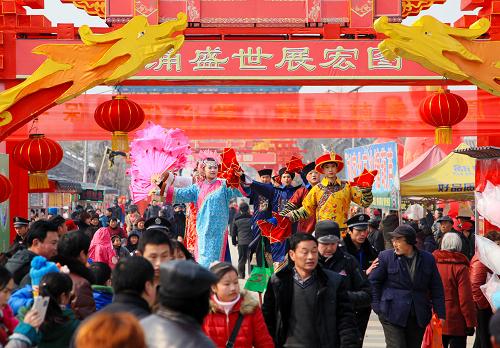 2月12日,“乾隆”游龍園古鎮(zhèn)巡游表演吸引眾多市民觀看。新華社發(fā)(宋海存 攝)