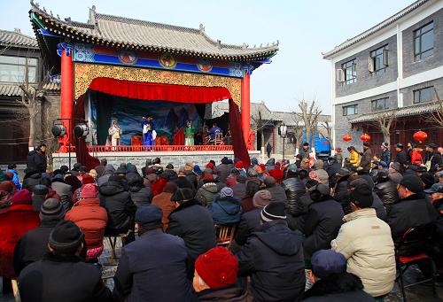 2月12日,來自河南安陽市的豫劇團(tuán)在滕州市龍園古鎮(zhèn)演出豫劇選段。新華社發(fā)(宋海存 攝)