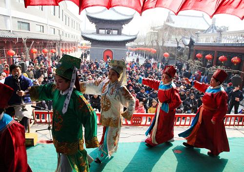 2月12日,來自河南安陽市的豫劇團(tuán)在滕州市龍園古鎮(zhèn)演出豫劇選段。新華社發(fā)(宋海存 攝)
